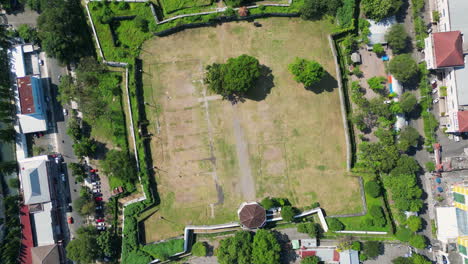 vista a vista de pájaro de las murallas y el interior del fuerte de vastenburg en surakarta, java, indonesia