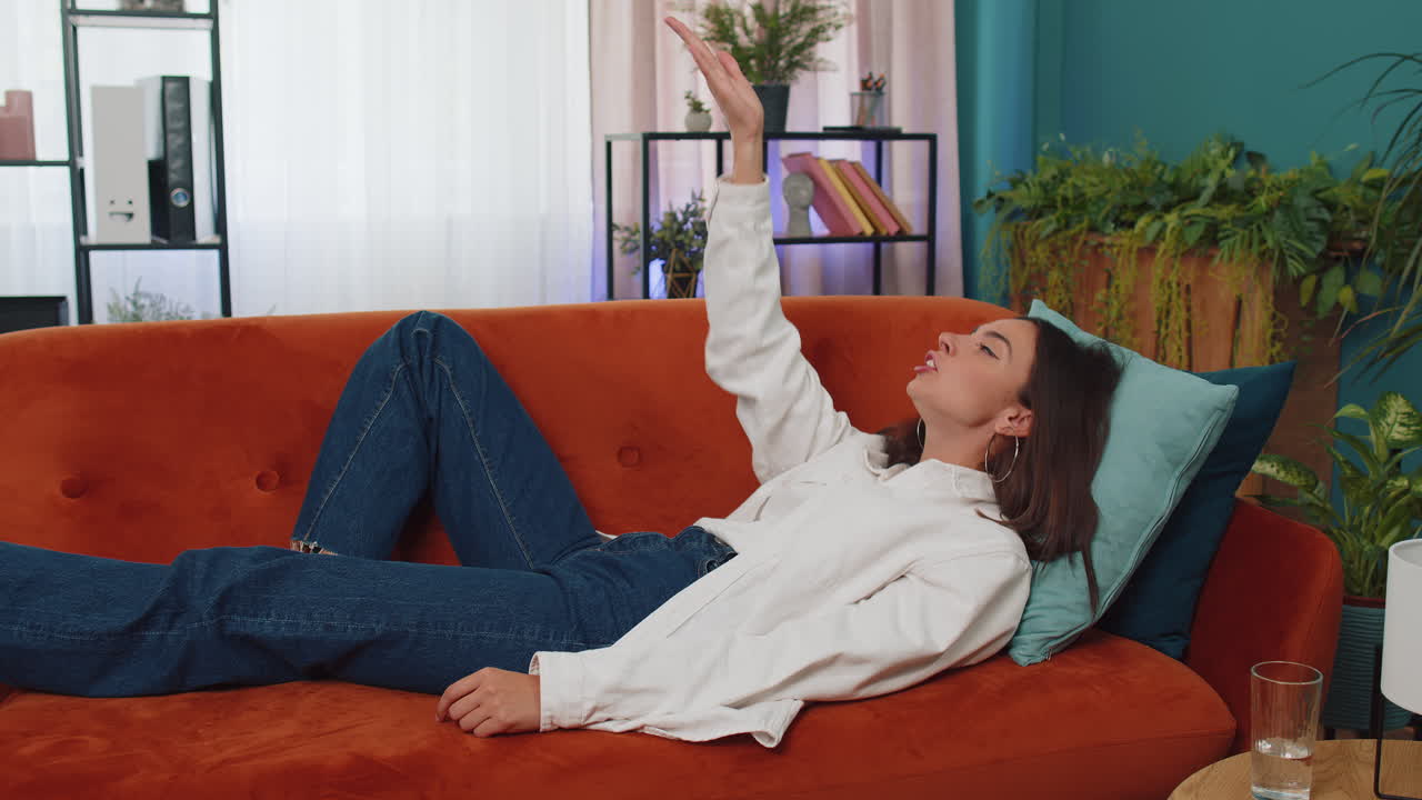 trabajo de reparación en los vecinos concepto, mujer irritada en casa cubrir las orejas con almohadas molestado por el ruido