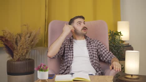 el hombre que se siente mal.