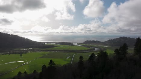 Toma-Panorámica-De-La-Costa-Del-Pacífico-En-El-Norte-De-California-En-Un-Buen-Día.