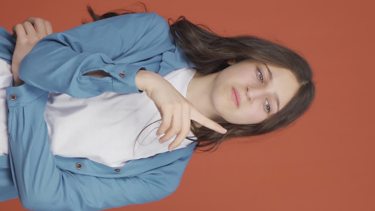 Video verticale di giovane donna esitante