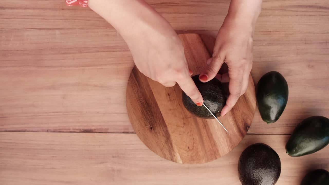 cómo cortar un aguacate