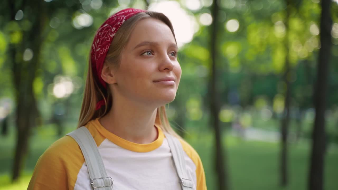 평화와 진정으로 호흡하는 예쁜 소녀