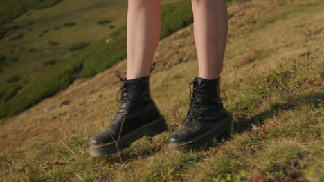 mujer haciendo senderismo en las montañas