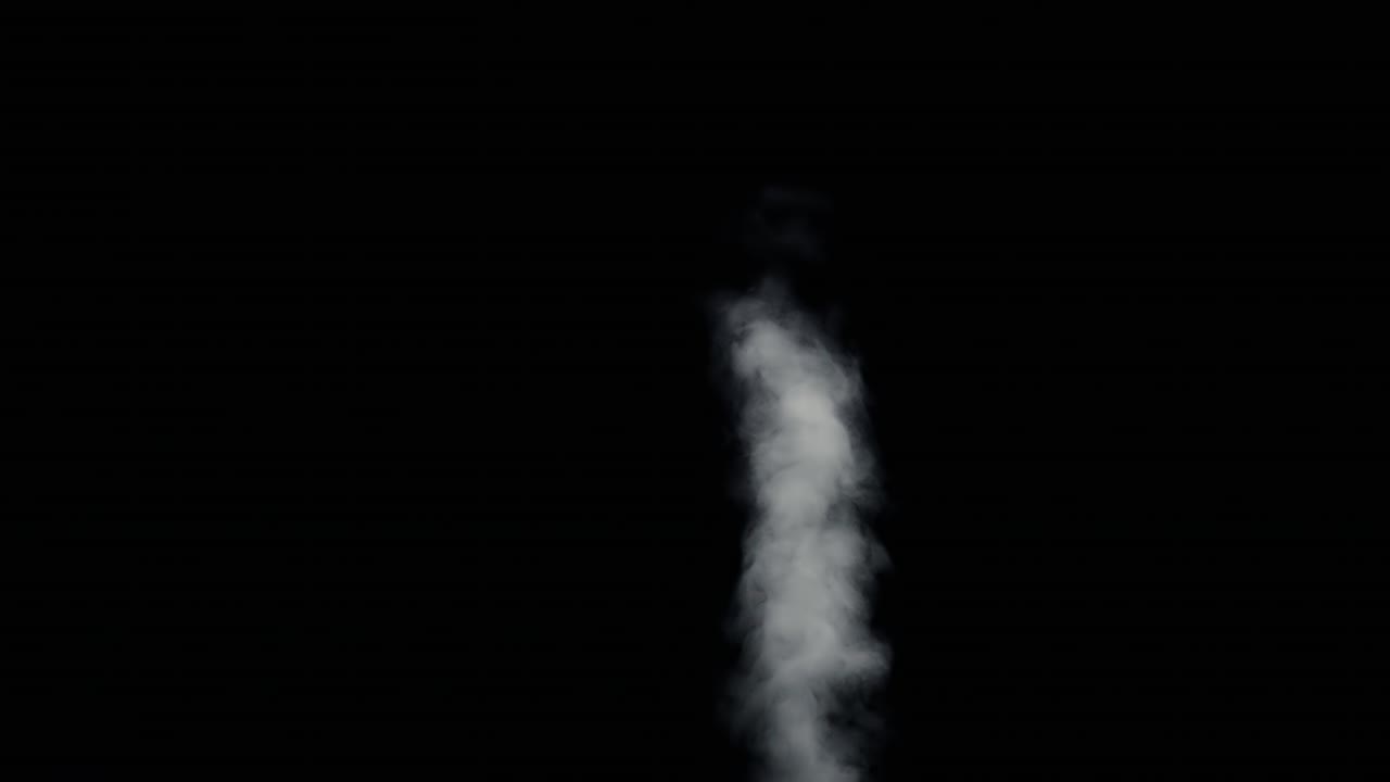 아래에서 위로 불 연기가 검은 바탕