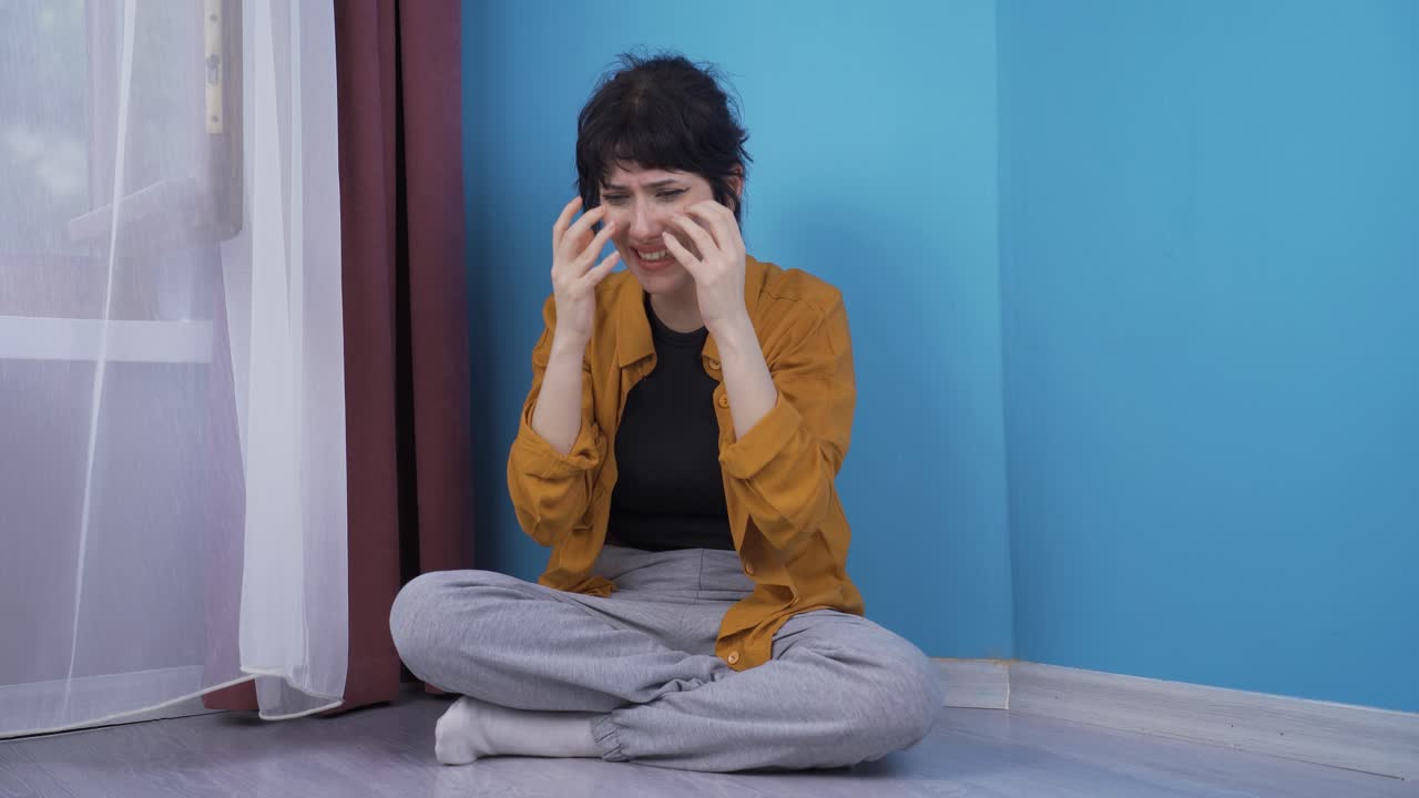 mujer joven teniendo un colapso nervioso por la pared.
