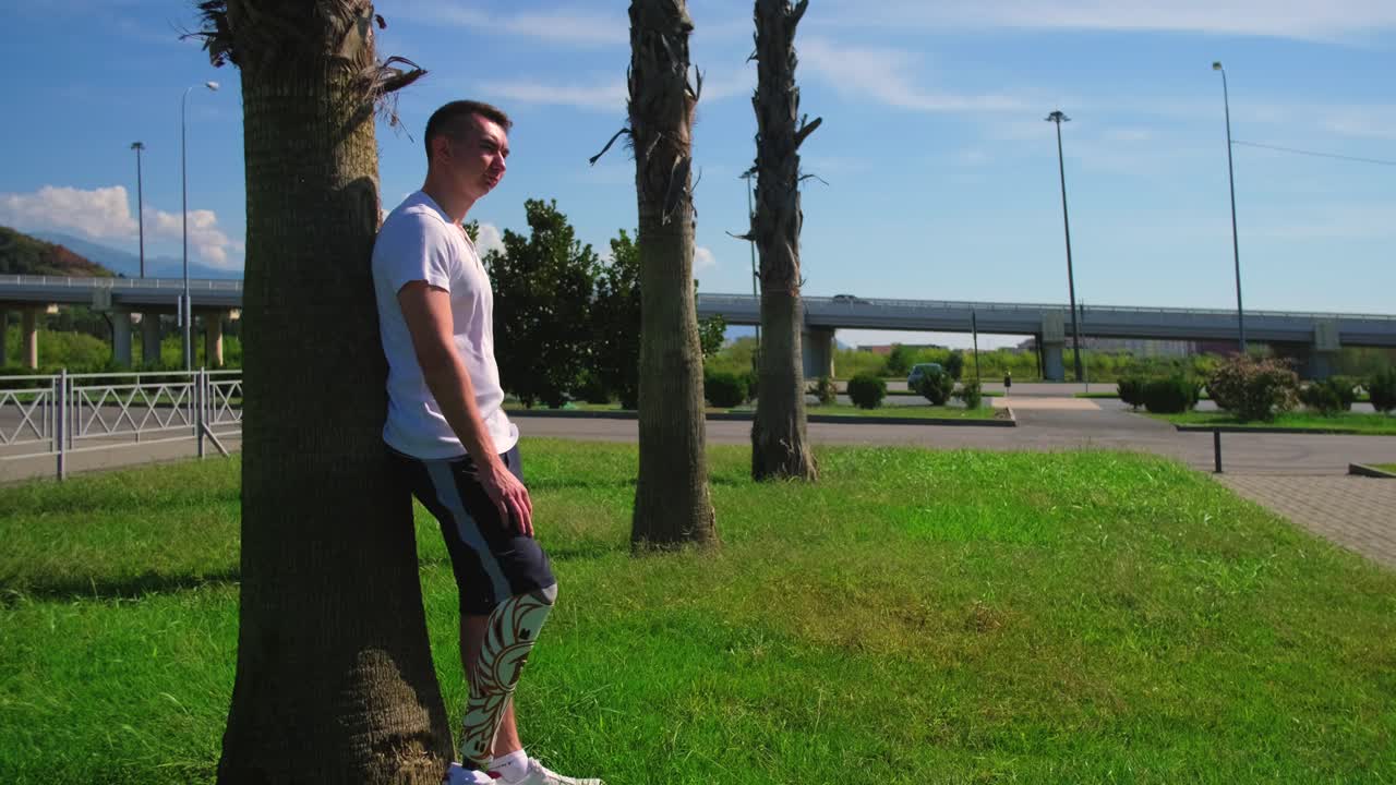 도시 공원에서 인공 다리를 가진 남자