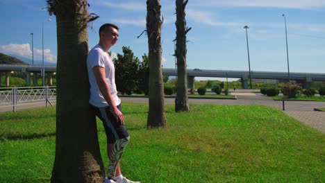 hombre con pierna protésica en un parque urbano