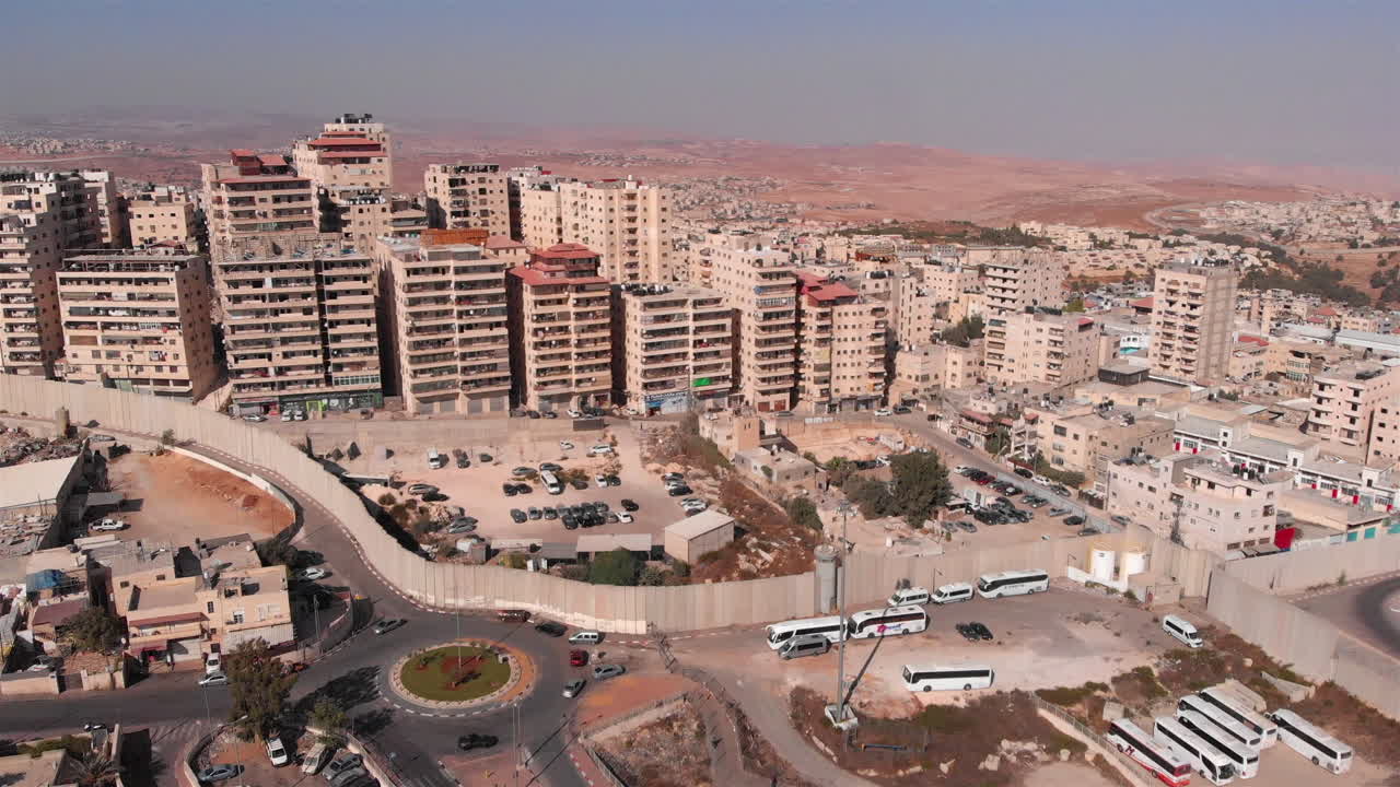 Campo profughi palestinese di Gerusalemme Est circondato da muro di sicurezza in cemento
