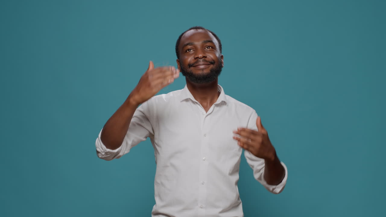 Hombre de camisa blanca