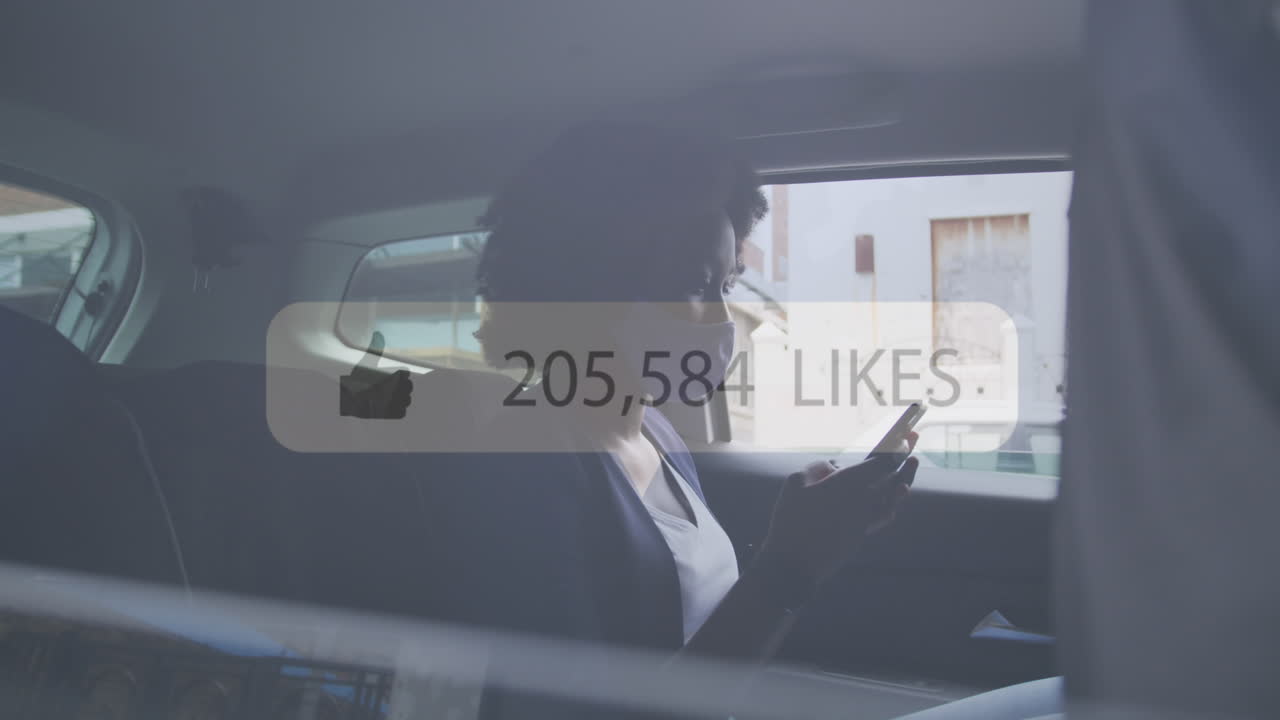 자동차에서 전화를 사용하여 얼굴 마스크를 쓴 아프리카계 미국인 여성에 대한 소셜 미디어 알림의 애니메이션