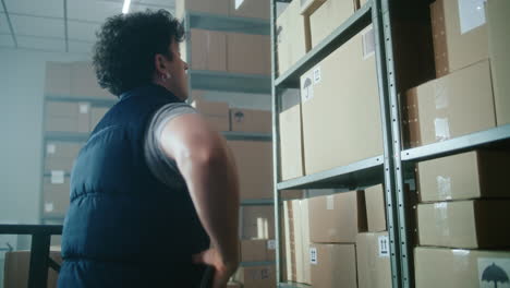 trabajador de almacén comprobando el inventario