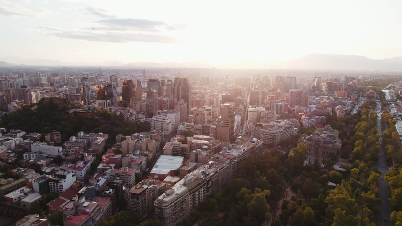 brillante amanecer sobre santiago chile gran paisaje urbano metrópolis con cordillera de los andes en el horizonte vista aérea en órbita