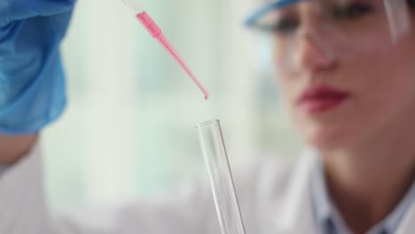 científico que lleva a cabo un experimento en laboratorio