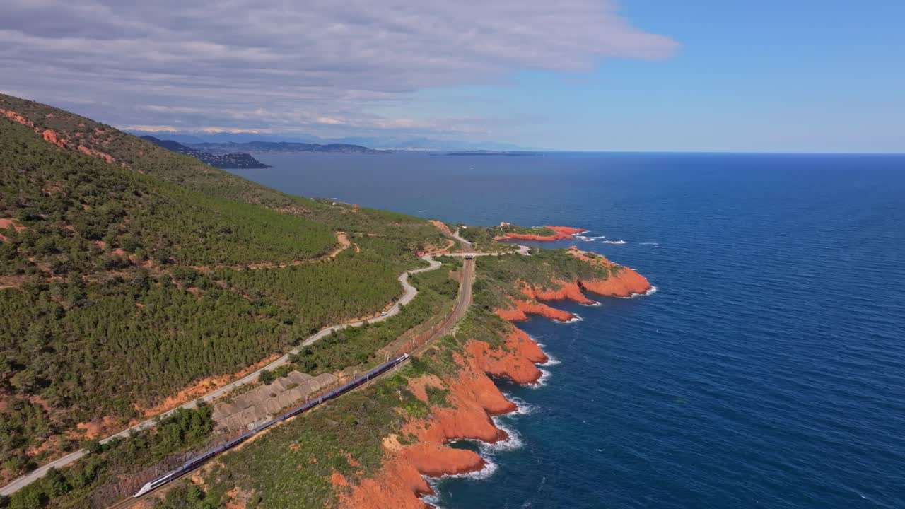 法國埃斯特雷爾山脈沿懸崖的景觀火車路線空拍照