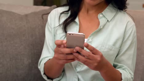 mujer enviando mensajes de texto con su teléfono inteligente