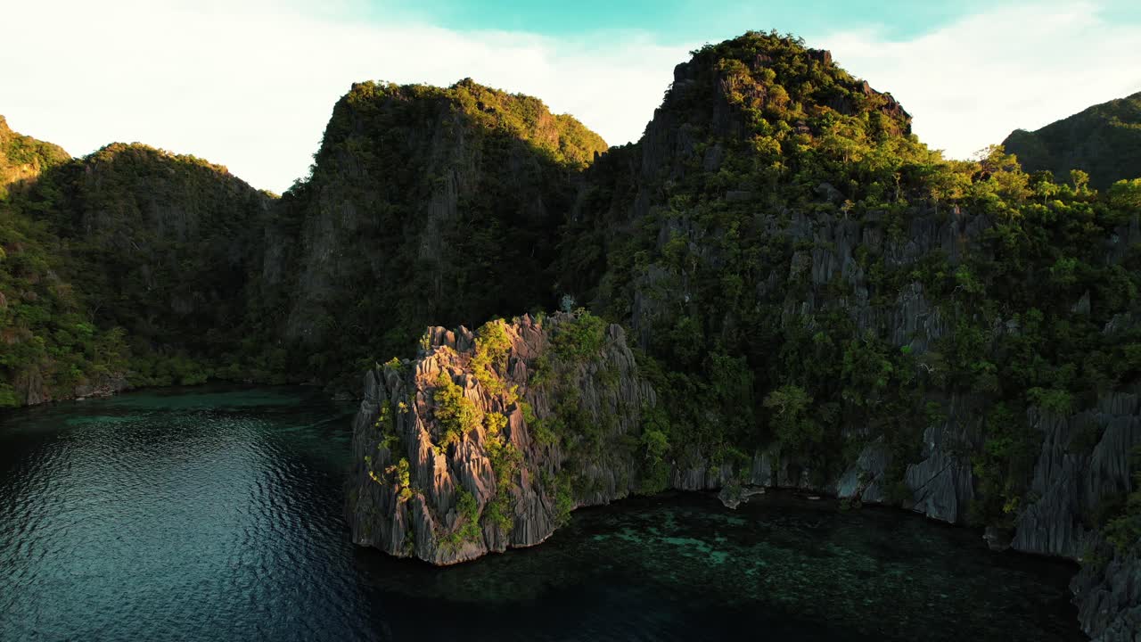 vista de drones en 4k de los acantilados de roca kárstica de palawan en coron, palawan, filipinas