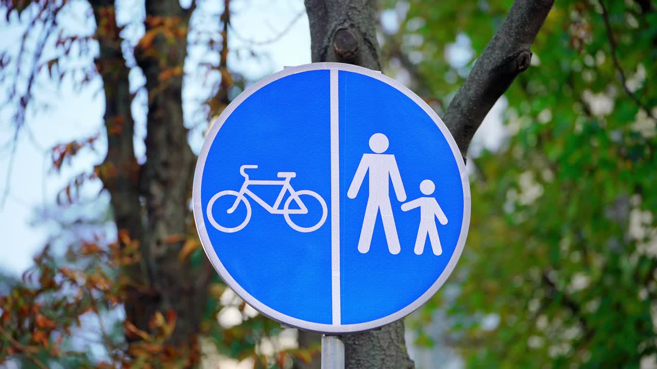 자전거 표지판. 자전거 차선. 자전차 경로. 자전기 및 산책 경로.