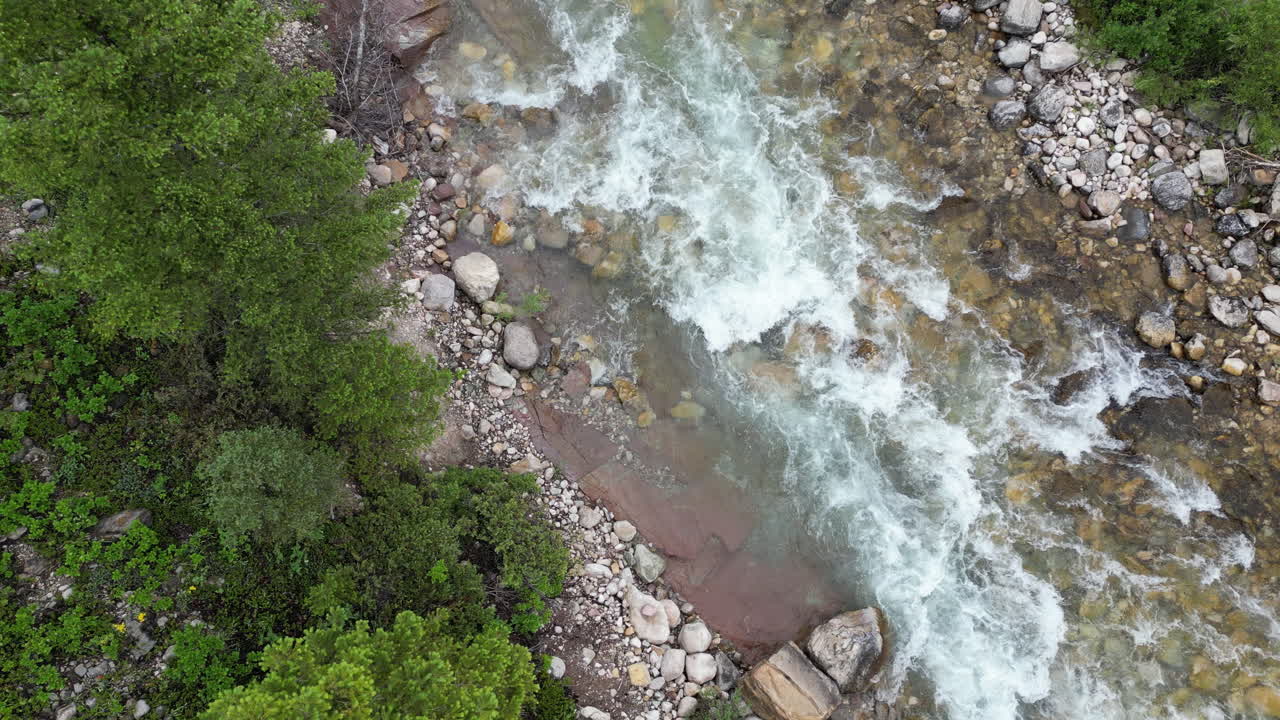 Rapide in un fiume poco profondo - Filmato aereo dall'alto 4K
