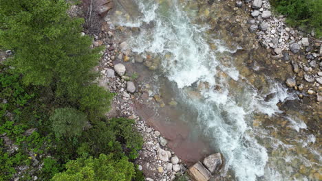 Aguas-Rápidas-En-Un-Río-Poco-Profundo---Imágenes-Aéreas-De-Arriba-Hacia-Abajo-4k