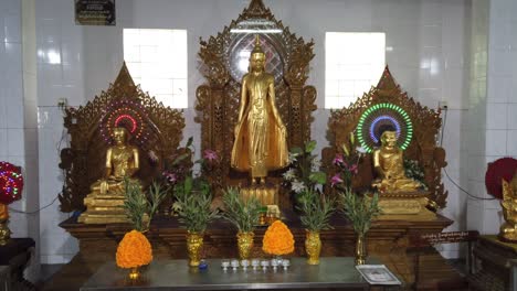 santuarios budistas en la pagoda chauk htat kyi en yangon myanmar