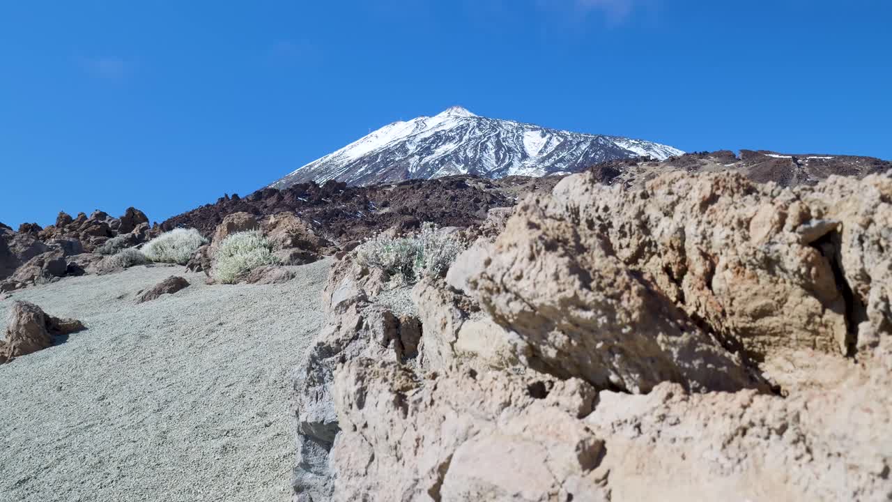 Vulcano Teide innevato rivelato in un paesaggio vulcanico arido