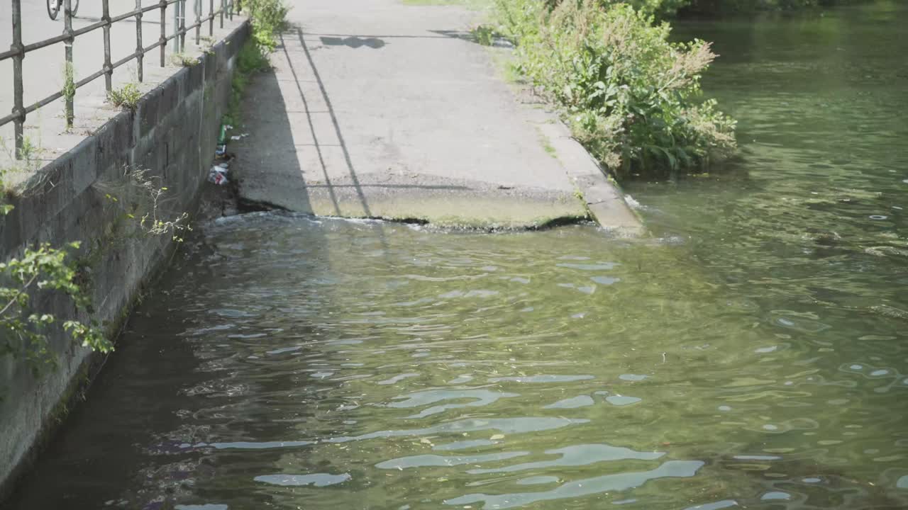 salpicaduras de agua en pendiente, huy, hoei, bélgica, europa, ardenas, 4k, 25fps