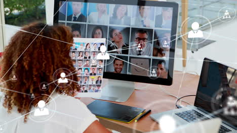 animación de la red de conexiones con iconos sobre una mujer de negocios caucásica usando computadora