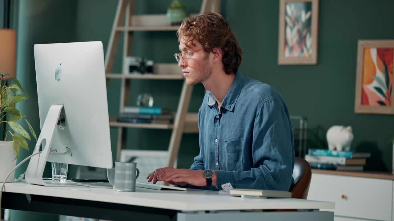 컴퓨터에서 일하는 남자