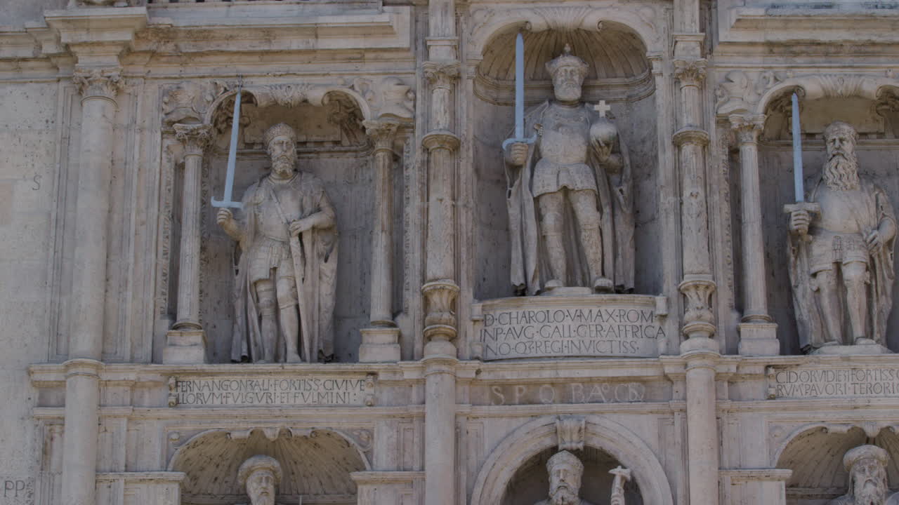 부르고스, 스페인의 아르코 산타 마리아 시티 게이트, 중간 샷 팬 오른쪽