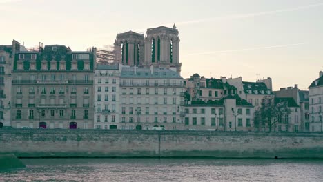 Horizonte-Con-Arquitectura-Parisina-Y-Diseño-Gótico-De-La-Parte-De-La-Catedral-De-Notre-Dame,-París,-Francia