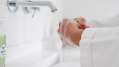 person, wasser und händewaschen in der hygiene