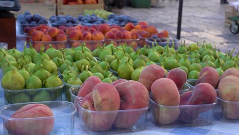 Frutas-A-La-Venta-En-El-Mercado-Callejero-Local---Cerrar