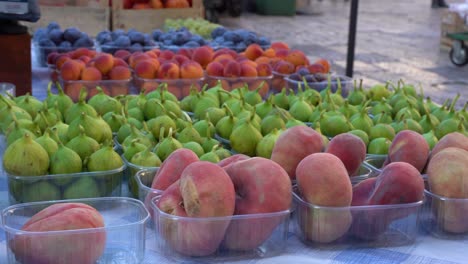 frutas para la venta en el mercado callejero local - de cerca