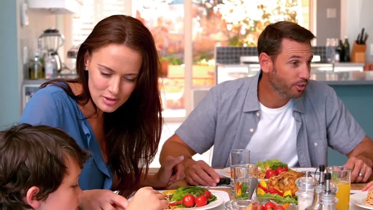 가족 들 이 함께 저녁 식사 하는 것