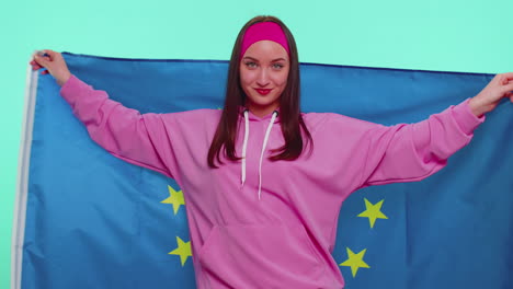 Hübsches-Teenager-Mädchen-Schwenkt-Die-Flagge-Der-Europäischen-Union,-Lächelt-Und-Jubelt-Den-Demokratischen-Gesetzen,-Den-Menschenrechten-Und-Den-Freiheiten-Zu