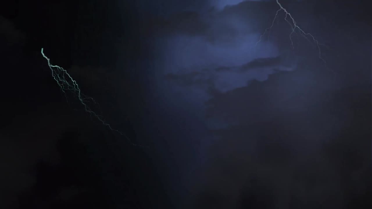 Cielo con nuvole scure e fulmini