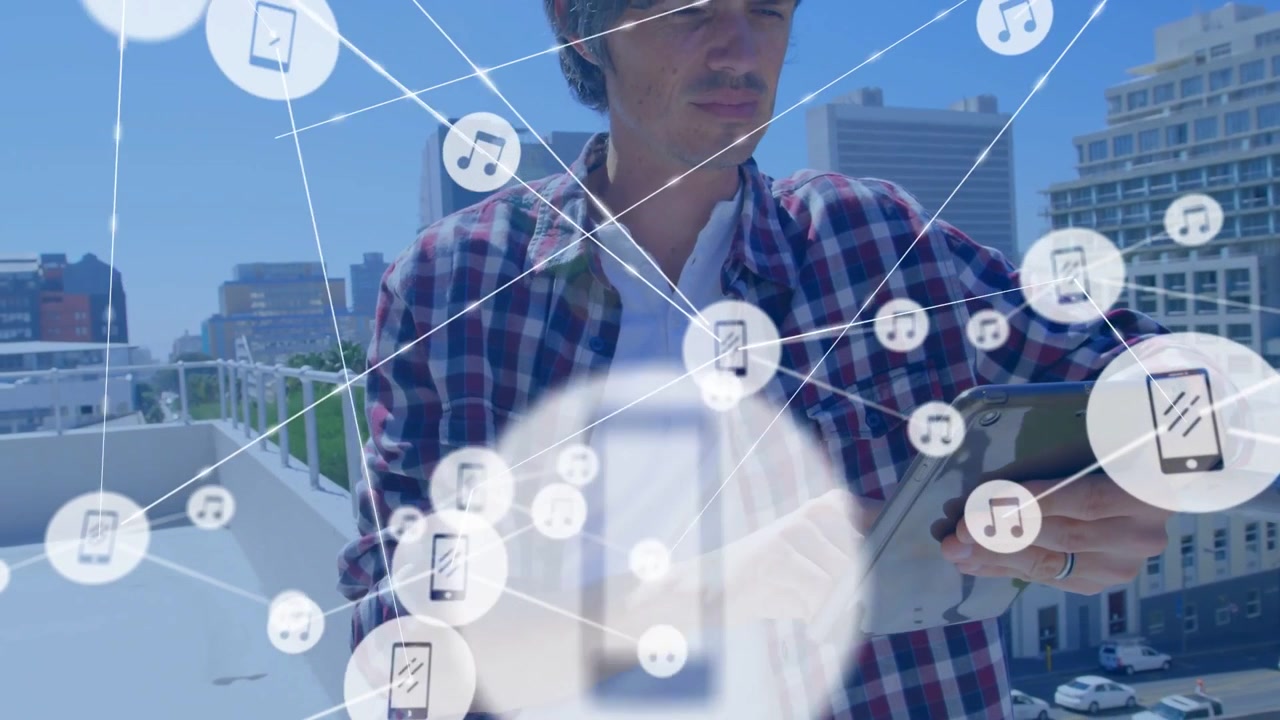 Video verticale: Uomo che tocca un tablet su un tetto, visualizzando nodi musicali del dispositivo che si muovono attraverso lo skyline.
