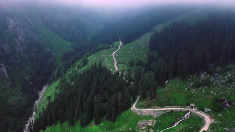 Hermosa-Toma-Aérea-Reveladora-De-Una-Carretera-Himalaya-En-Manali,-Himachal-Pradesh