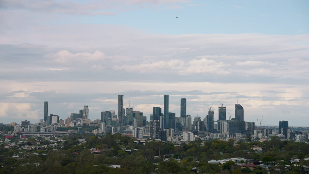 호주 브리즈번의 경치 좋은 도시 풍경 건물과 천천히 움직이는 구름의 4k 전망
