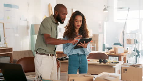 Mujer,-Hombre-Y-Tableta-Para-Cajas-De-Envío-De-Comercio-Electrónico