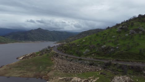 Lake-Kaweah,-Der-Von-Flüssen-Und-Bächen-Gespeist-Wird,-Die-Aus-Den-Bergen-Der-Sierra-Nevada-Im-Sequoia-Nationalpark-Stammen