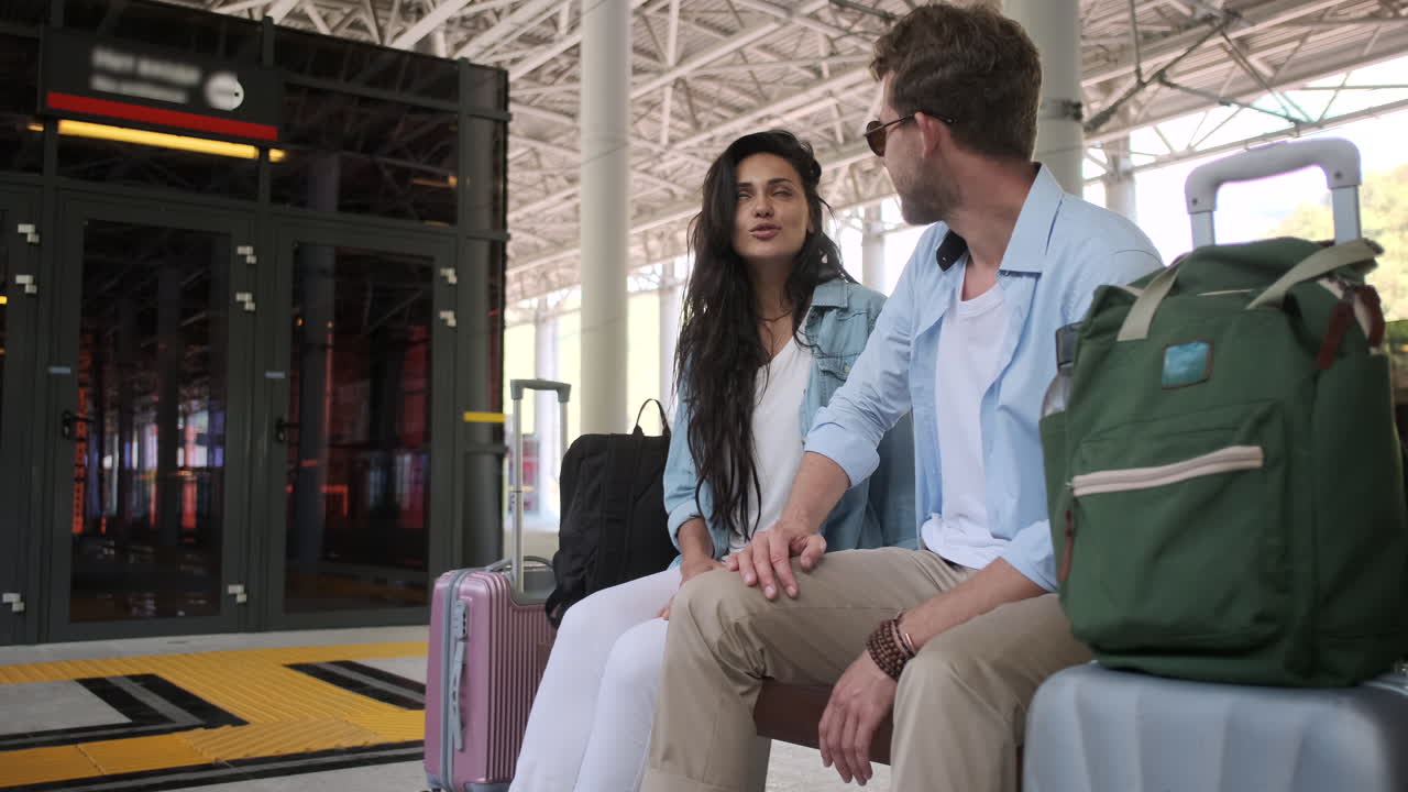 pareja esperando en la estación de tren