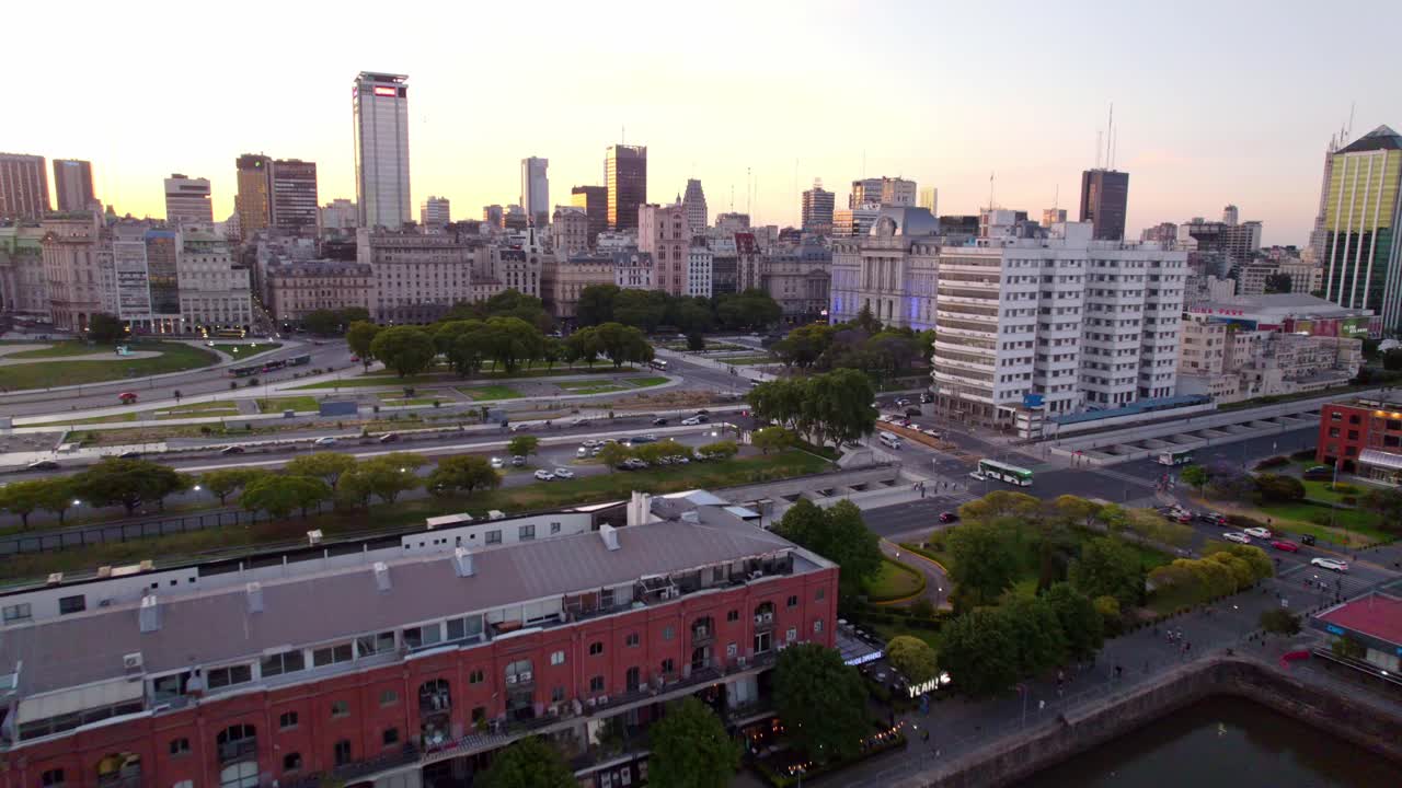 아르헨티나 부에노스아이레스 황금시간대에 조명을 밝힌 고급 레스토랑이 있는 푸에르토 마데로 부두의 공중 전망에서 돌리