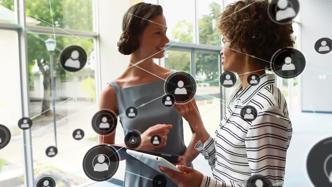 animación de la red de conexiones con personas iconos sobre diversas mujeres de negocios que utilizan tableta