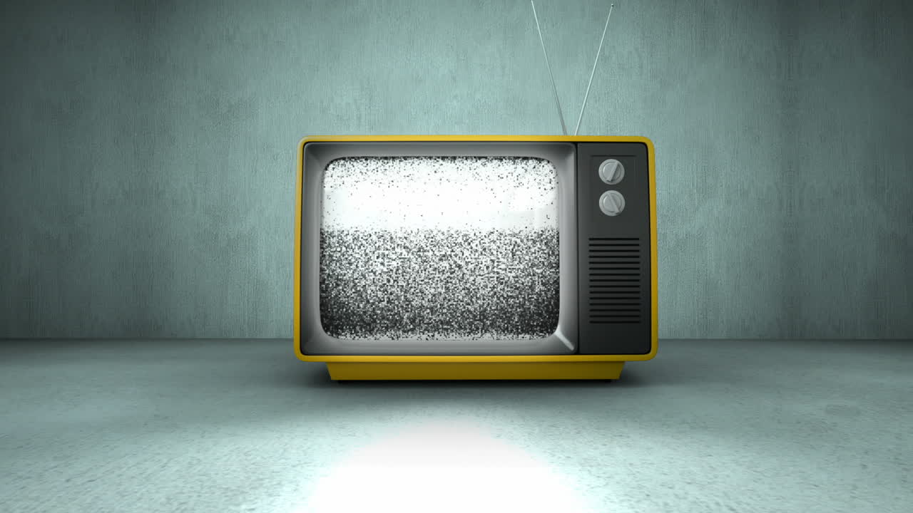 Animazione con zoom di una vecchia TV che si accende e senza segnale in una stanza di cemento