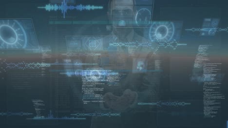 animación de procesamiento de datos en pantallas digitales sobre empresario caucásico