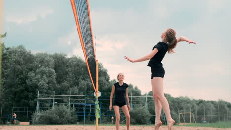 Vier-Mädchen-Spielen-Volleyball-Am-Strand.-Frauen-In-Bikinis-Mit-Beachvolleyballnetz.-Flache-Cartoon-Illustration.-Das-Mädchen,-Das-Den-Ball-Hält,-Beginnt-Das-Spiel.