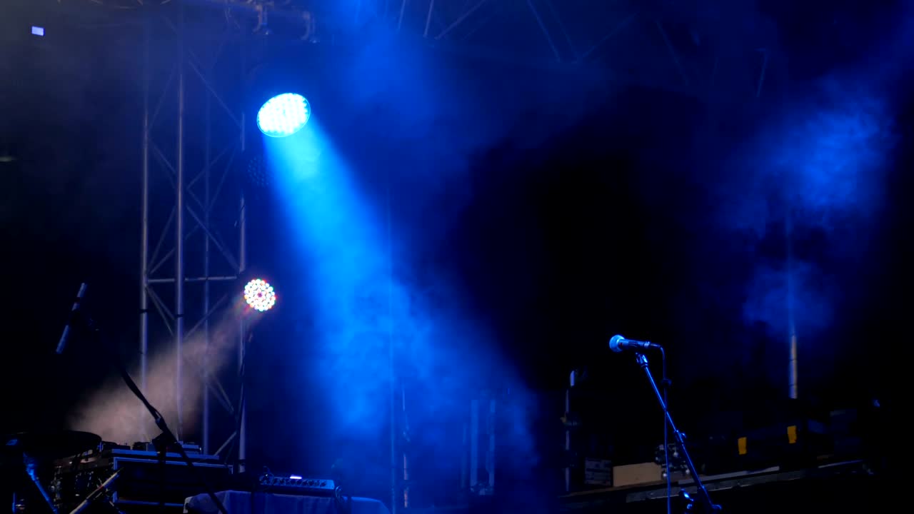 escenario libre con luces azules antes del concierto
