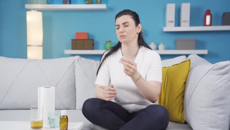una mujer enferma con los ojos llorosos.